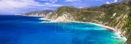 Téléchargez les photos : L'une des plus belles et des plus pittoresques plages de Céphalonie (Céphalonie) île de Petani plage. Grèce, îles Ioniennes - en image libre de droit