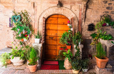 Foto de Pueblos antiguos tradicionales de Italia, Umbría - ciudad de Spello. Encantadora decoración de calles florales - Imagen libre de derechos