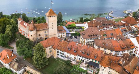 Foto de Suiza. Encantadora ciudad medieval de Murten (Morat) en el lago escénico. vista aérea del dron. Ciudades suizas idílicas. cantón Fribour - Imagen libre de derechos