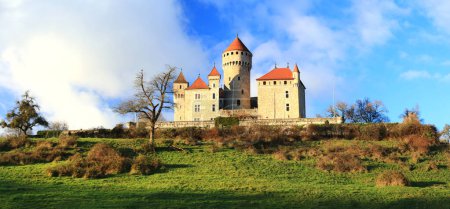 Téléchargez les photos : Vue panoramique sur le magnifique château médiéval Château de Montrottier, Rhône-Alpes, Savoie, près d'Annecy. Franc français - en image libre de droit