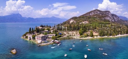Téléchargez les photos : Punta San Vigilio - vue aérienne sur drone, endroit le plus romantique du lac de Garde, Lago di Garda paysage. nord d'Ital - en image libre de droit