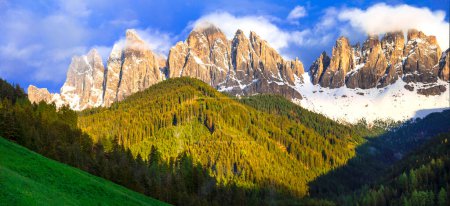Foto de Impresionante paisaje alpino de impresionantes Dolomitas rocas montañas en los Alpes italianos, Tirol del Sur, Italia. - Imagen libre de derechos