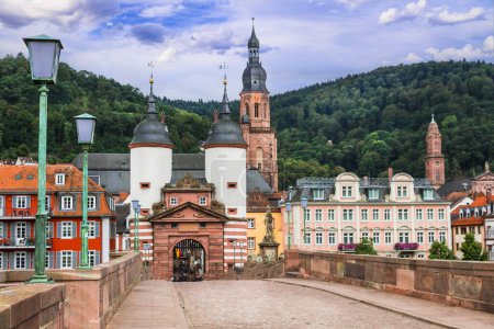 Foto de Lugares de interés y hermosas ciudades de Alemania - Heidelberg medieval, vista con el puente Karl Theodor - Imagen libre de derechos