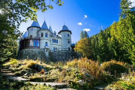 Téléchargez les photos : Châteaux médiévaux romantiques de la Vallée d'Aoste - château de conte de fées de Savoie (Savoie). Nord de l'Italie - en image libre de droit