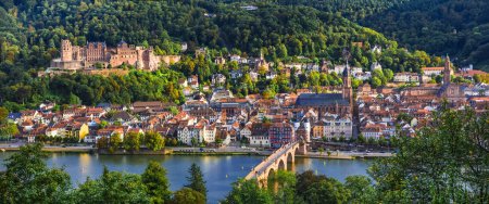 Téléchargez les photos : Repères et belles villes d'Allemagne - historc médiéval Heidelberg, vue panoramique avec pont Karl Theodor et château - en image libre de droit