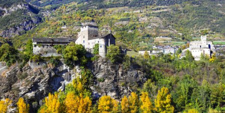 Téléchargez les photos : Vallée panoramique Aoste (Vallée d'Aoste) dans le nord de l'Italie. vue sur les châteaux médiévaux- Sarriod de La Tour et Saint Pier - en image libre de droit