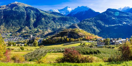 Foto de Naturaleza escénica Valle Aosta (Valle d 'Aosta) en el norte de Italia. vista del castillo medieval Saint Pier rodeado bu impresionantes montañas de los Alpes - Imagen libre de derechos