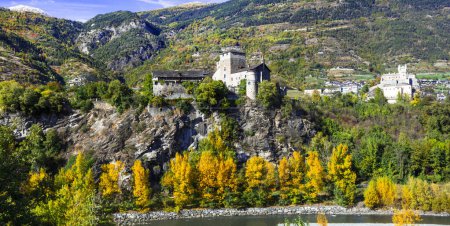 Téléchargez les photos : Vallée panoramique Aoste (Vallée d'Aoste) dans le nord de l'Italie. vue sur les châteaux médiévaux- Sarriod de La Tour et Saint Pier - en image libre de droit