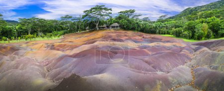 Foto de Naturaleza exótica y lugares de interés de la isla de Mauricio - Parque nacional único "tierra de siete colores" Chamarel, atractivo turístico de álamo - Imagen libre de derechos