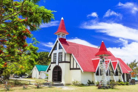 Téléchargez les photos : Paysages et monuments de la belle île Maurice - Eglise rouge sur la plage, Cap Malheureu - en image libre de droit