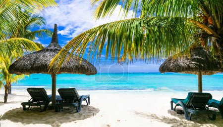Téléchargez les photos : Vacances tropicales. Stations de luxe de l'île Maurice. Vacances exotiques. décor de plage relaxant avec parasols - en image libre de droit