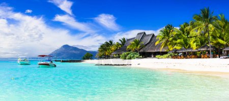 Téléchargez les photos : Paysage tropical - belles plages de l'île Maurice, Le Morne, resor de luxe populaire - en image libre de droit