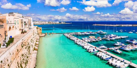 Téléchargez les photos : Italie. Otranto - belle ville côtière dans les Pouilles avec mer turquoise. Vacances d'été italiennes - en image libre de droit