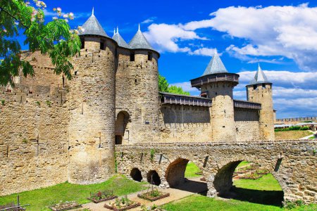 Téléchargez les photos : Les plus grands monuments de France - forteresse médiévale et plus grand château d'Europe Carcassonne - en image libre de droit