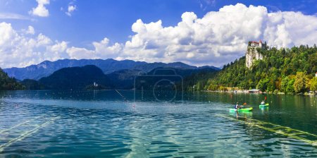 Téléchargez les photos : Un des plus beaux lacs d'Europe - lac de Bled en Slovénie. vue panoramique sur l'île et le château - en image libre de droit
