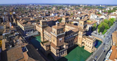 Téléchargez les photos : Ferrare - belle ville médiévale en Émilie-Romagne Italie. vue aérienne de drone du château Estense dans le centre historique - en image libre de droit