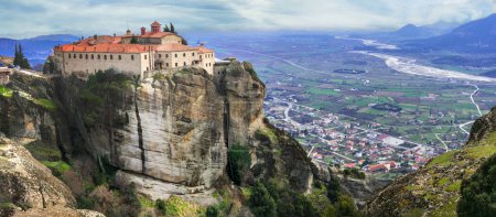 Téléchargez les photos : Vue sur le monastère de Varlaam, Meteora Grèce. site du patrimoine mondial de l'Unesco et destination grecque populaire - en image libre de droit