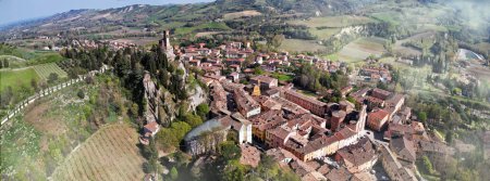Téléchargez les photos : L'un des plus beaux villages médiévaux d'Italie, région Emilia Romagna Brisighella dans la province de Ravenne, vue panoramique sur le château et la tour de l'horloge - en image libre de droit