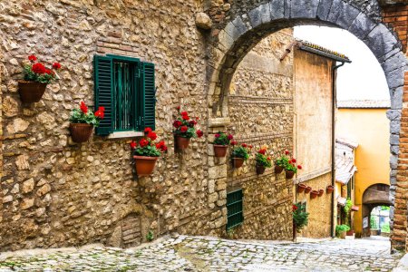 Téléchargez les photos : Vieux villages typiques avec des rues étroites et fleuries à Ita - en image libre de droit