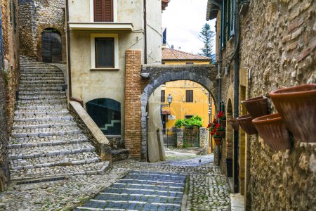 Téléchargez les photos : Villages médiévaux traditionnels d'Italie - vieilles rues florales pittoresques de Casperia, province de Rieti - en image libre de droit