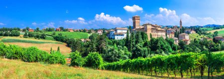 Téléchargez les photos : Route romantique de la vigne avec châteaux médiévaux en Italie. Région Emiglia Romagna, village pittoresque de Levizzano - en image libre de droit
