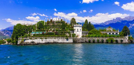 Téléchargez les photos : Repères et nature du nord de l'Italie. lac pittoresque Lago Maggiore - île d'Isola Bella avec de beaux jardins. destination populaire dans Borromée isalnds - en image libre de droit