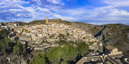 Téléchargez les photos : L'un des plus beaux villages antiques d'Espagne - pittoresque Bocairent, Valencia provice. Vue aérienne du drone à angle élevé - en image libre de droit