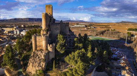 Téléchargez les photos : Châteaux médiévaux les plus impressionnants et les villes d'Espagne, Castille-La Manche provice - Almansa, vue panoramique sur le haut angle - en image libre de droit