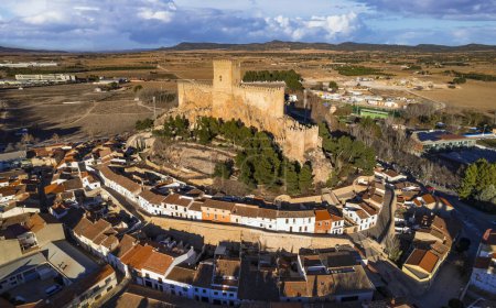 Foto de Castillos y pueblos medievales más impresionantes de España, provincia de Castilla-La Mancha - Almansa, vista panorámica de alto ángulo - Imagen libre de derechos