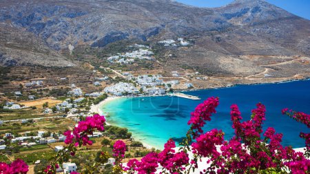 Téléchargez les photos : Les meilleures plages de Grèce à Cyclades. Superbes plages grecques de l'île d'Amorgos, baie pittoresque d'Aegialis avec turquoise - en image libre de droit