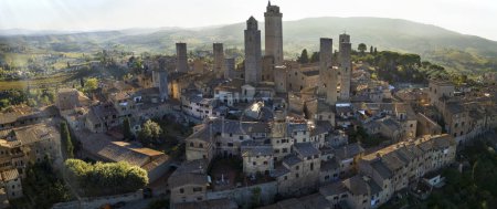 Téléchargez les photos : San Gimignano - l'une des plus belles villes médiévales de Toscane, Italie. vue aérienne des tours par drone dans la lumière du matin. Patrimoine de l'Unesco - en image libre de droit