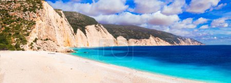 Foto de Grecia las mejores playas de las islas Jónicas. Cefalonia (Cefalonia) - playa desrteada escénica Fteris con mar turquesa tropical y arena blanca - Imagen libre de derechos