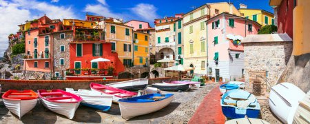 Foto de Italia viajes, región de Liguria. Escénica aldea tradicional colorido Tellaro con viejos barcos de pesca. la Spezia provincia - Imagen libre de derechos