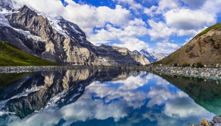 Suisse nature. vue panoramique sur le lac de Fallboden avec de l'eau turquoise et des reflets de sommets enneigés. Col de montagne Kleine Scheidegg célèbre pour ses randonnées dans les Alpes bernoises.