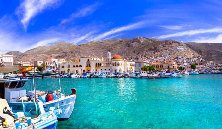 Téléchargez les photos : Iles grecques traditionnelles pittoresques. L'île de Kalymnos au Dodécanèse. Pothia ville et port avec des bateaux de pêche. Grèce voyages - en image libre de droit