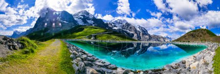 Schweiz Natur. Panoramablick auf den Fallbodensee mit türkisfarbenem Wasser und Spiegelungen schneebedeckter Gipfel. Die Kleine Scheidegg ist berühmt für Wanderungen in den Berner Alpen. Schweizer Reisen