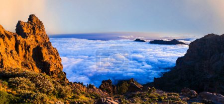 Téléchargez les photos : Paysage de montagne idyllique de Gran Canaria (Grande Canarie) Canaries île d'Espagne, coucher de soleil sur les nuages - en image libre de droit