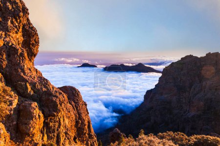 Foto de Paisaje idílico de montaña de Gran Canaria (Gran Canaria) isla canaria de España, puesta de sol sobre las nubes - Imagen libre de derechos