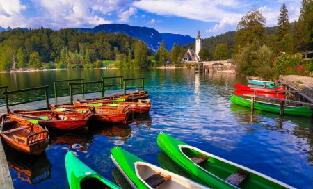 Téléchargez les photos : Slovénie voyage. Paysage naturel idyllique - magnifique lac magique Bohinj, parc national du Triglav. les plus beaux lacs d'Europ - en image libre de droit