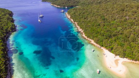 Sivota - superbe drone aérien vidéo de la mer turquoise connue sous le nom Blue Lagoon et unique plage Bella Vraka. Epire, Grèce