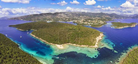 Foto de Sivota - impresionante dron aéreo de mar turquesa conocido como Laguna Azul y playa única Bella Vraka. Epiro, Grecia - Imagen libre de derechos