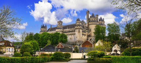 Foto de Castillos franceses famosos - Impresionante castillo medieval Pierrefonds. Francia, región de Oise - Imagen libre de derechos