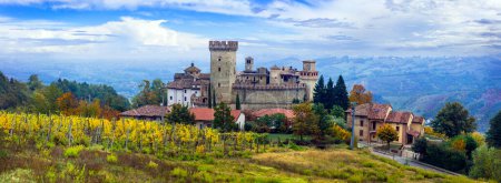 Téléchargez les photos : Villages et châteaux médiévaux pittoresques d'Italie Vigoleno avec vignobles d'automne dans la région Emilie-Romagne - en image libre de droit