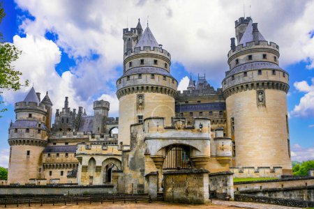 Berühmte französische Schlösser - Beeindruckendes mittelalterliches Schloss Pierrefonds. Frankreich