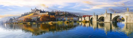 Téléchargez les photos : Belle ville de Wurzburg - célèbre "route romantique" route touristique en Bavière, Allemagne, Voyage et lieu pittoresque - en image libre de droit