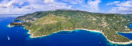  Griechenland, ionische Inseln. Naturlandschaft der Insel Korfu. Kerasi Strand und Bucht Luftaufnahme, östlicher Teil vor Albanien.