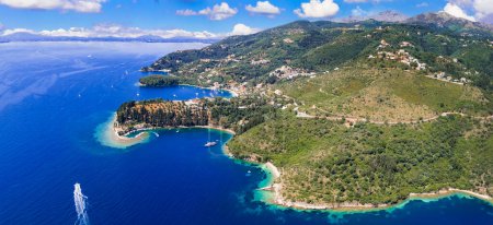Foto de Grecia, islas ionianas Impresionante paisaje de playa natural de Corfú. Vista aérea del dron de la bahía de Kalami, parte oriental. - Imagen libre de derechos