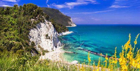 Italien Sommerurlaub, malerische Meereslandschaft und Strände des Naturparks Riviera del Conero in der Nähe von Ancona. Blick auf den malerischen Strand Spiaggia del Frate