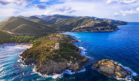 Nature pittoresque et plages de l'île de Corse. Tours génoises - Torra di Fautea au coucher du soleil. vue panoramique sur drone aérien