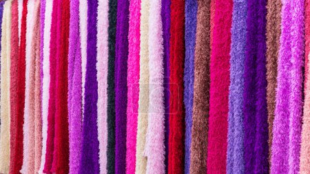 Téléchargez les photos : Variété de beau tissu coloré fabriqué à partir de pulpe de bambou pour une bonne santé suspendue à vendre dans un centre commercial ou un grand magasin au Vietnam. Tissu coloré accroché sur l'affichage. Tissus multicolores lumineux. - en image libre de droit